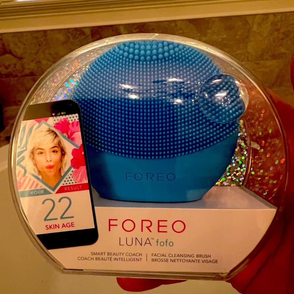 UNOPENED Foreo Luna skin cleaning device.